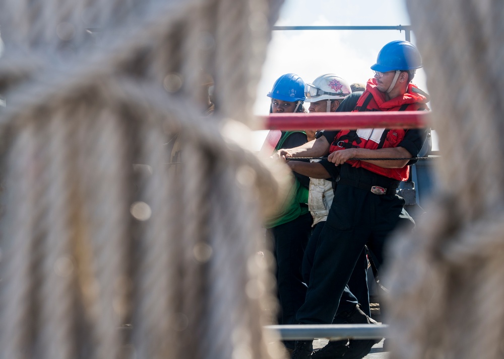 USS Ashland conducts RAS with USNS Pecos