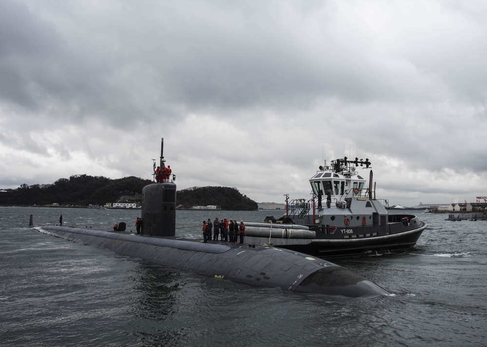 USS Cheyenne Departs Yokosuka