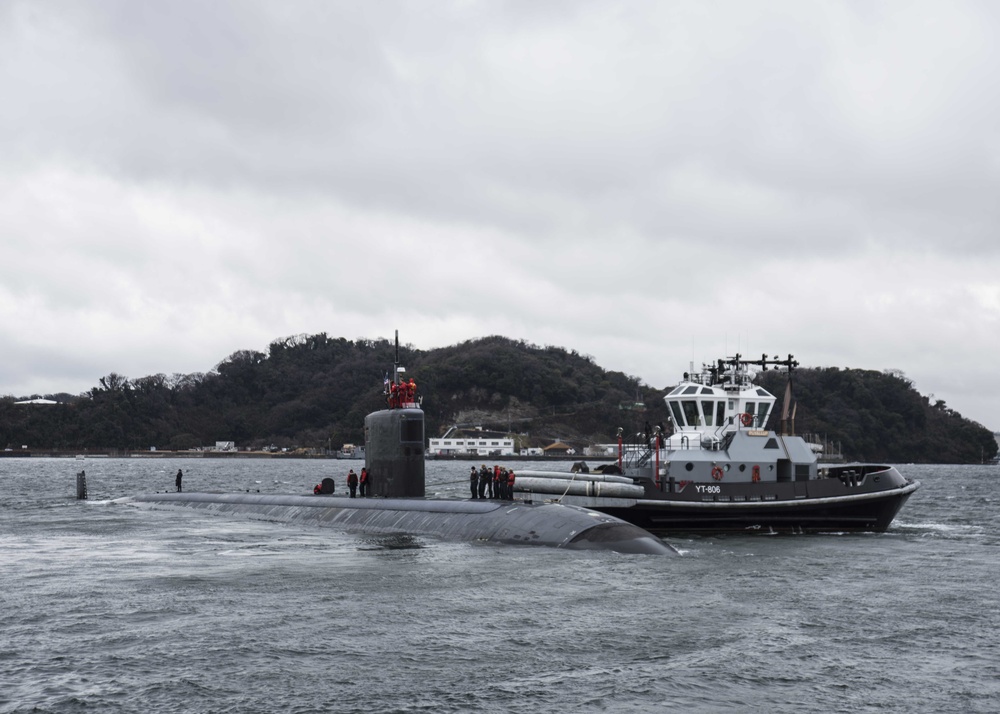 USS Cheyenne Departs Yokosuka