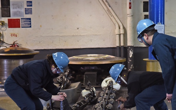 USS Blue Ridge conducts precision anchoring event