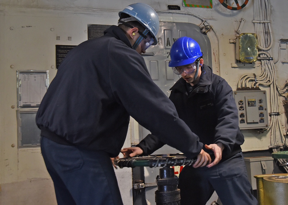 USS Blue Ridge conducts precision anchoring event