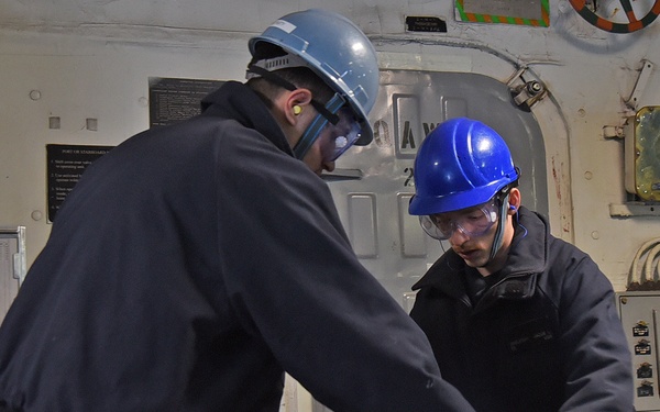 USS Blue Ridge conducts precision anchoring event