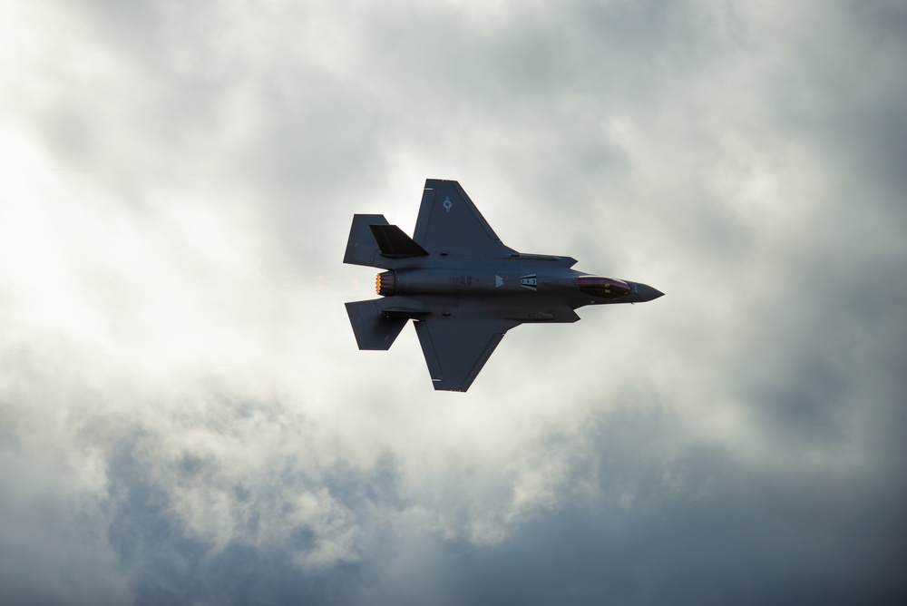 F-35 Demo Pilot soars over Arizona