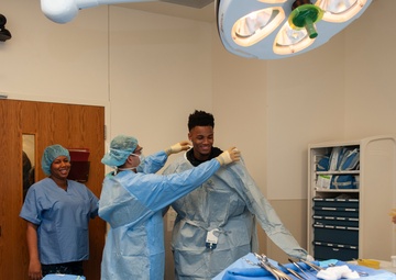 Dejounte Murray Tours the METC