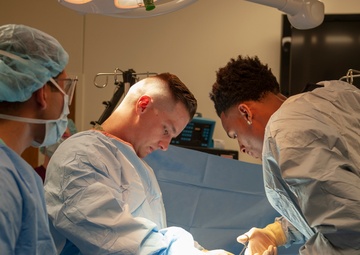 Dejounte Murray Tours the METC