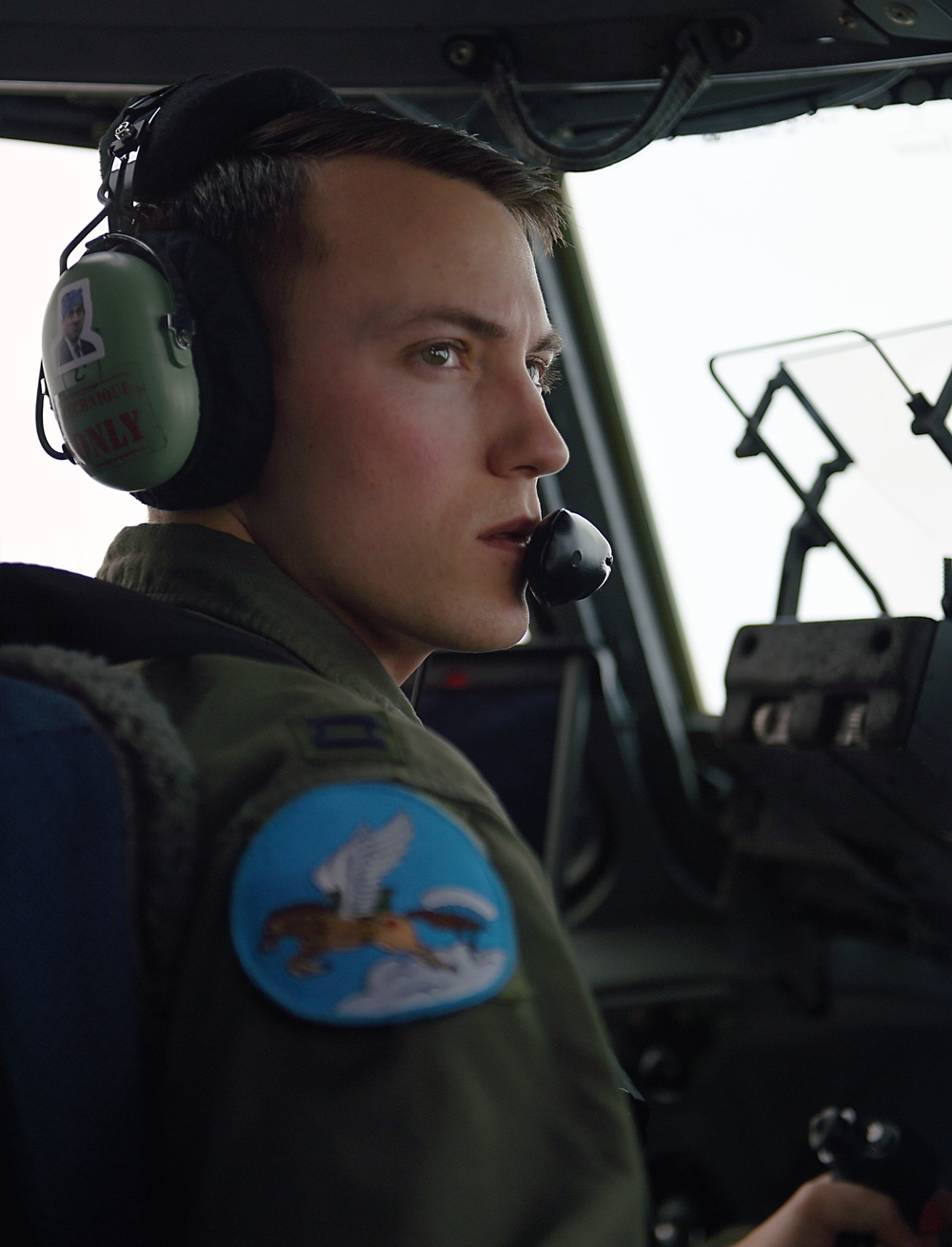 Pilot prepares C-17 to refuel