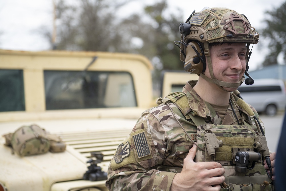 WWII pilot shares wisdom with Airmen