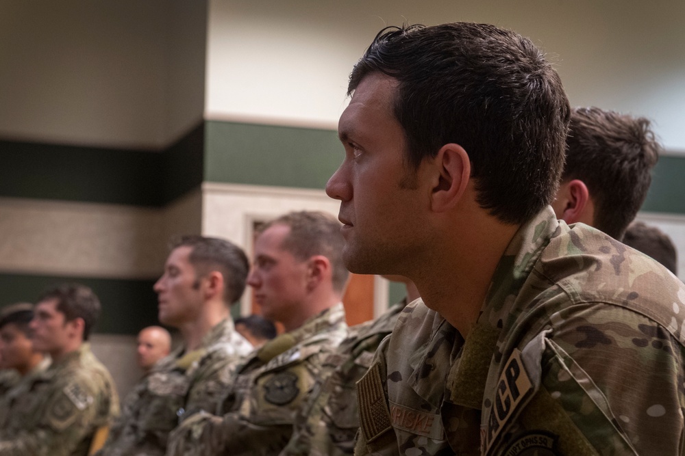 WWII pilot shares wisdom with Airmen