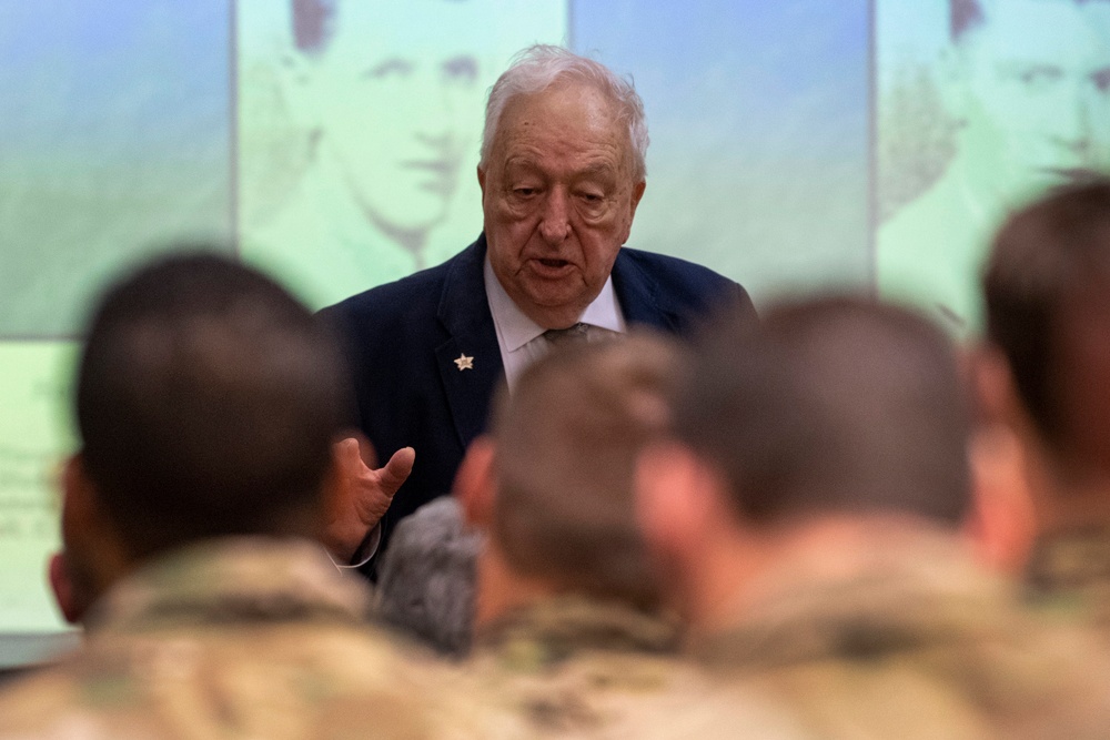 WWII pilot shares wisdom with Airmen