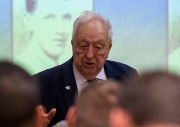 WWII pilot shares wisdom with Airmen