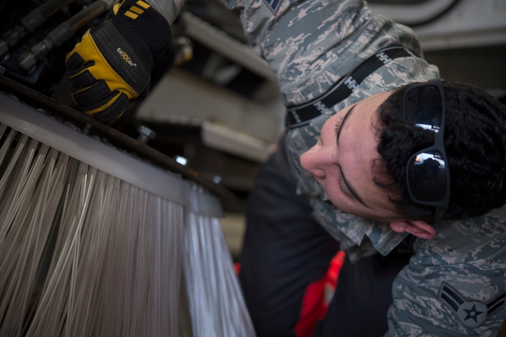 DVIDS Images Dirt Boyz patch up Saber Nation [Image 6 of 8]