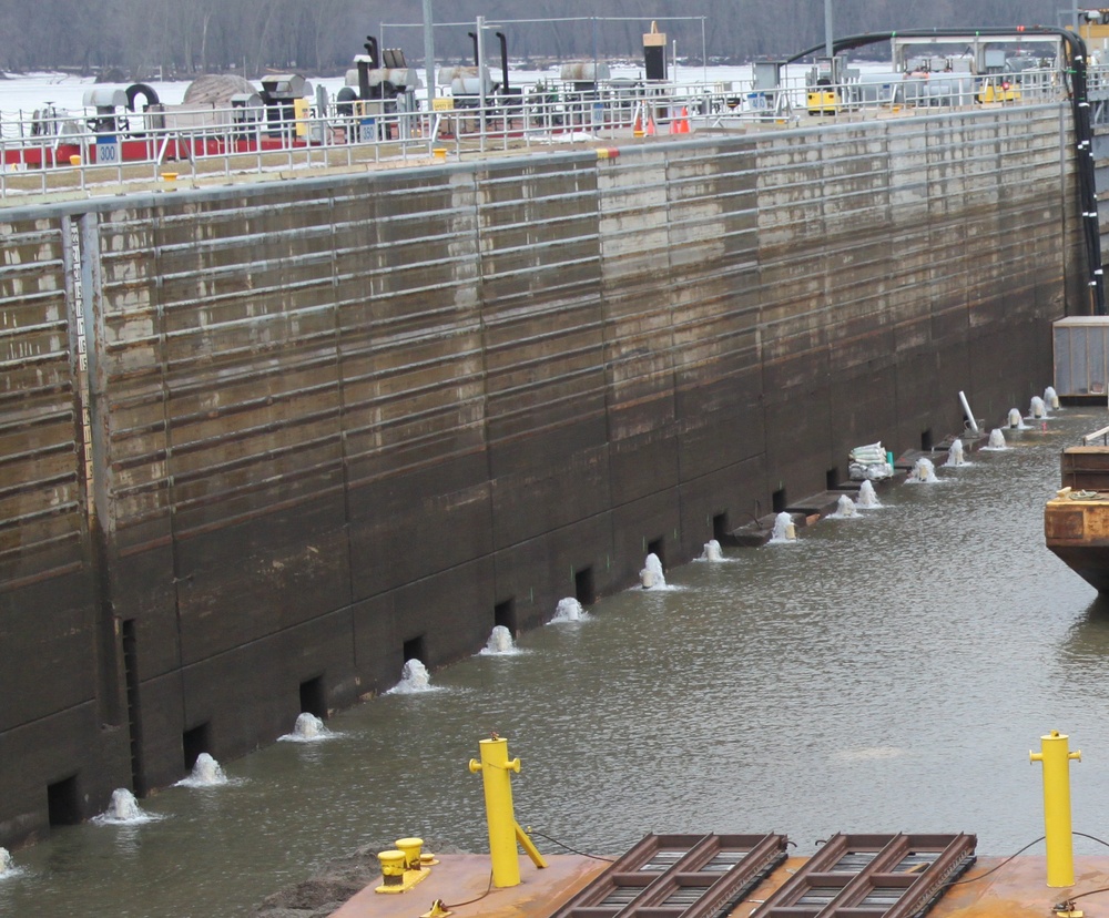 Mississippi River Locks Receive Winter Maintenance