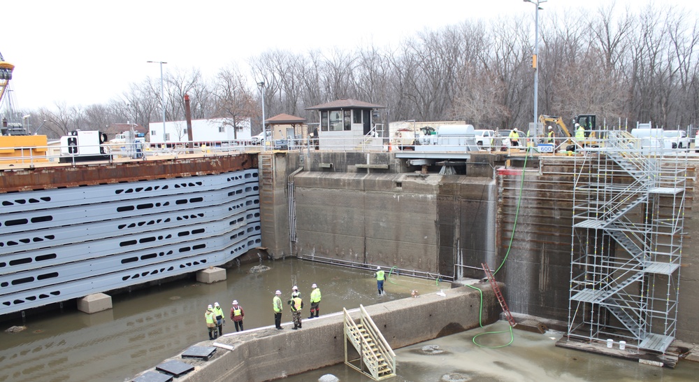 Mississippi River Locks Receive Winter Maintenance