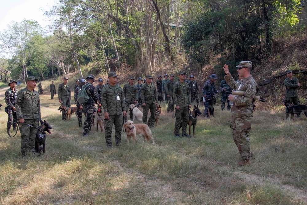 Philippines K9 troops train with US personel