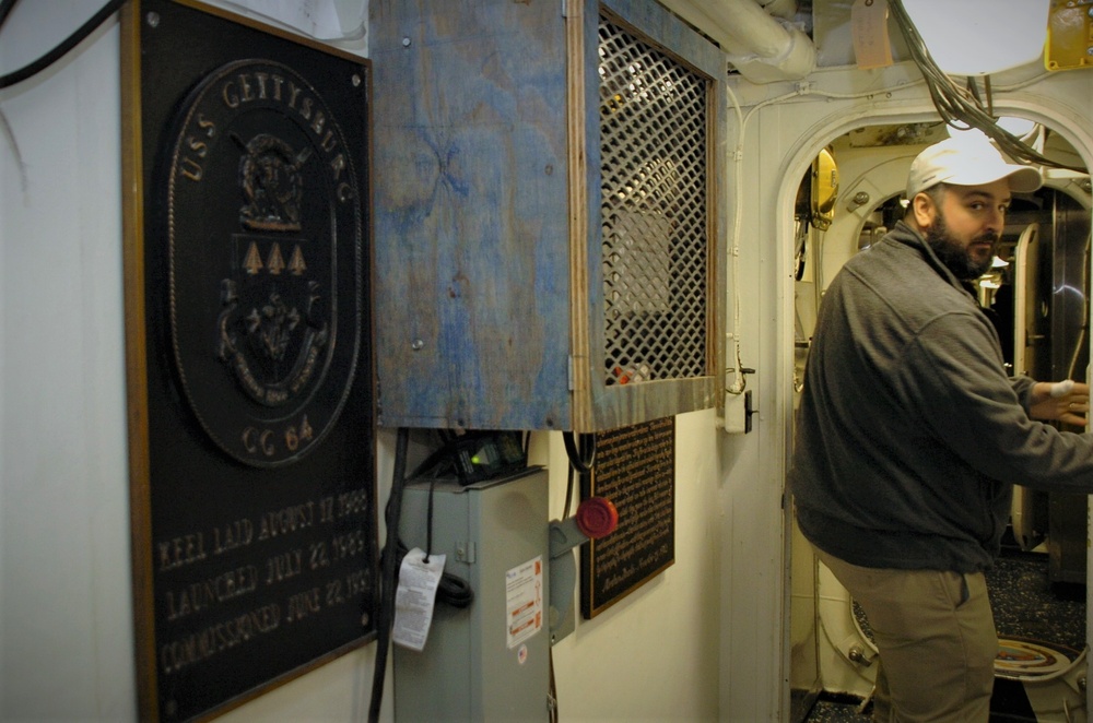 Guided tour of USS Gettysburg (CG 64)