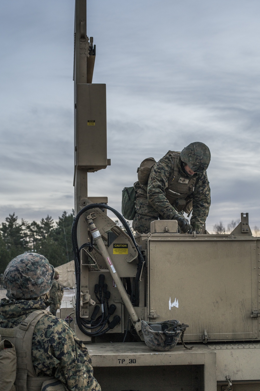 Marines from Headquarters Battery, 14th Marines set up an AN/TPQ-46 Fire-Finder