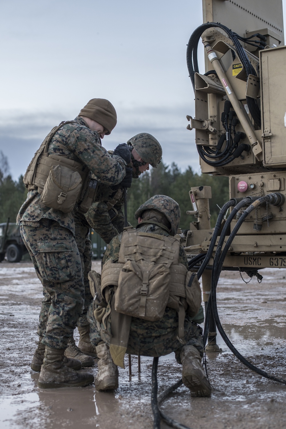 Marines from Headquarters Battery, 14th Marines set up an AN/TPQ-46 Fire-Finder