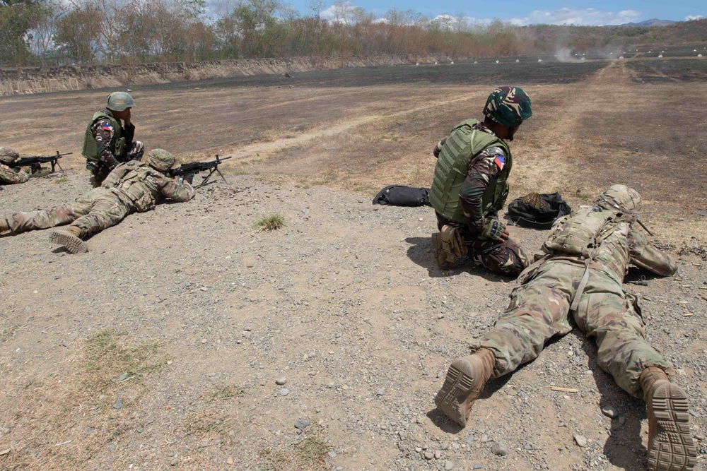 U.S. and Philippine Service Members train side-by-side during Salaknib 2019