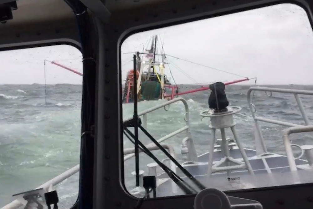 DVIDS - Images - Coast Guard crews rescues 2 from sinking vessel near ...