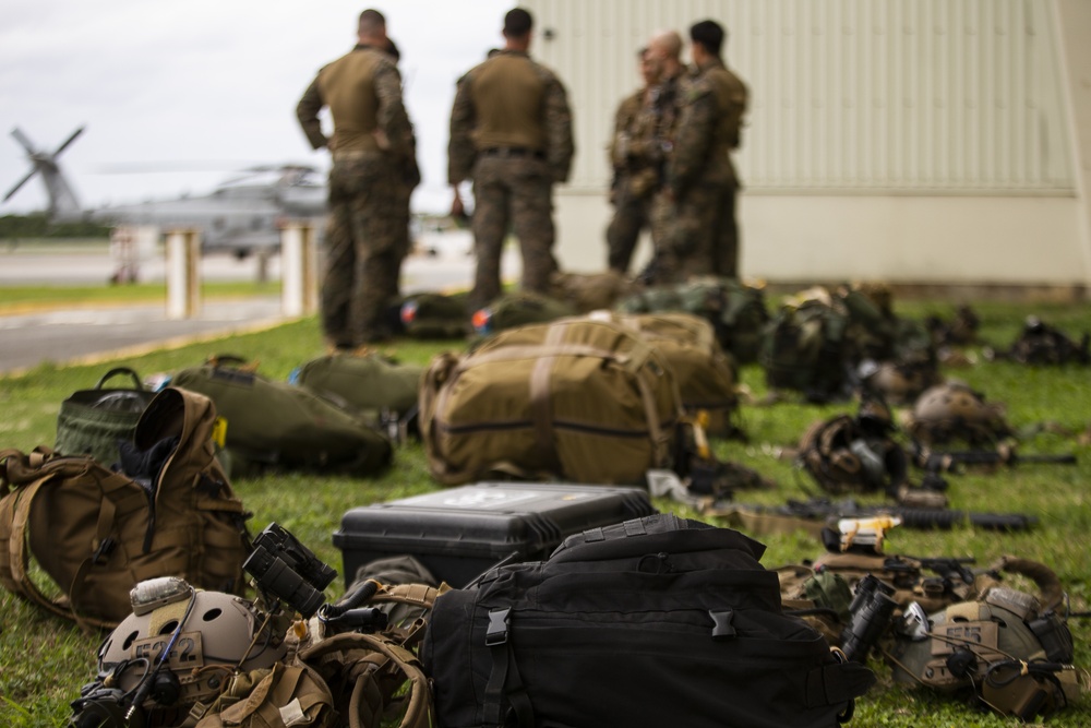 DVIDS - Images - 31st MEU recon Marines prepare for jump during EABO ...