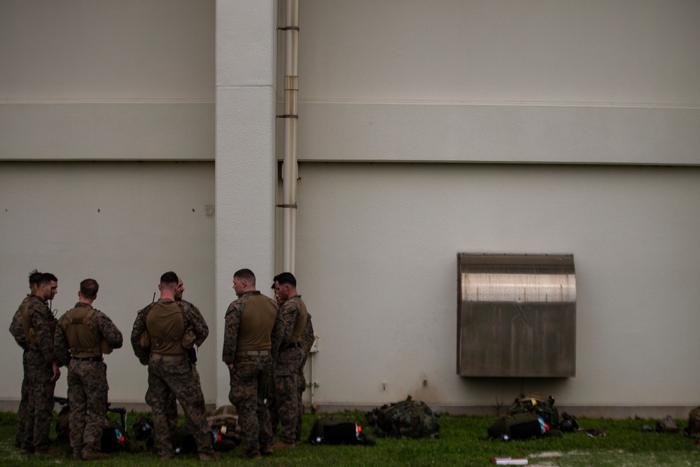 31st MEU recon Marines prepare for jump during EABO