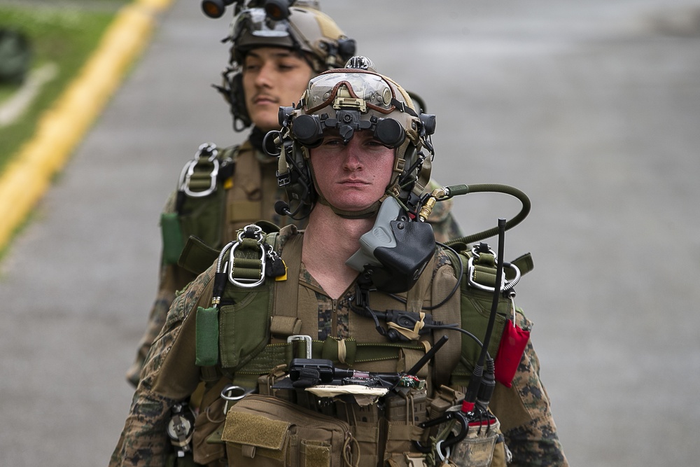 31st MEU recon Marines prepare for jump during EABO