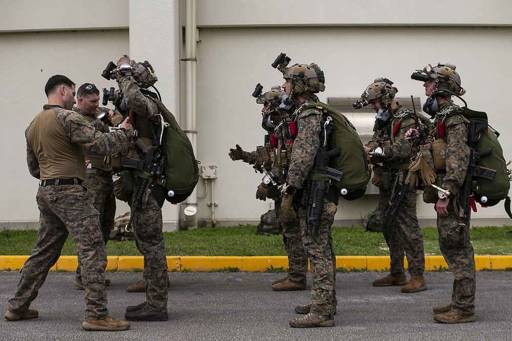 31st MEU recon Marines prepare for jump during EABO