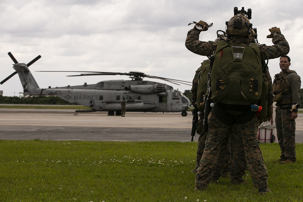 31st MEU recon Marines prepare for jump during EABO