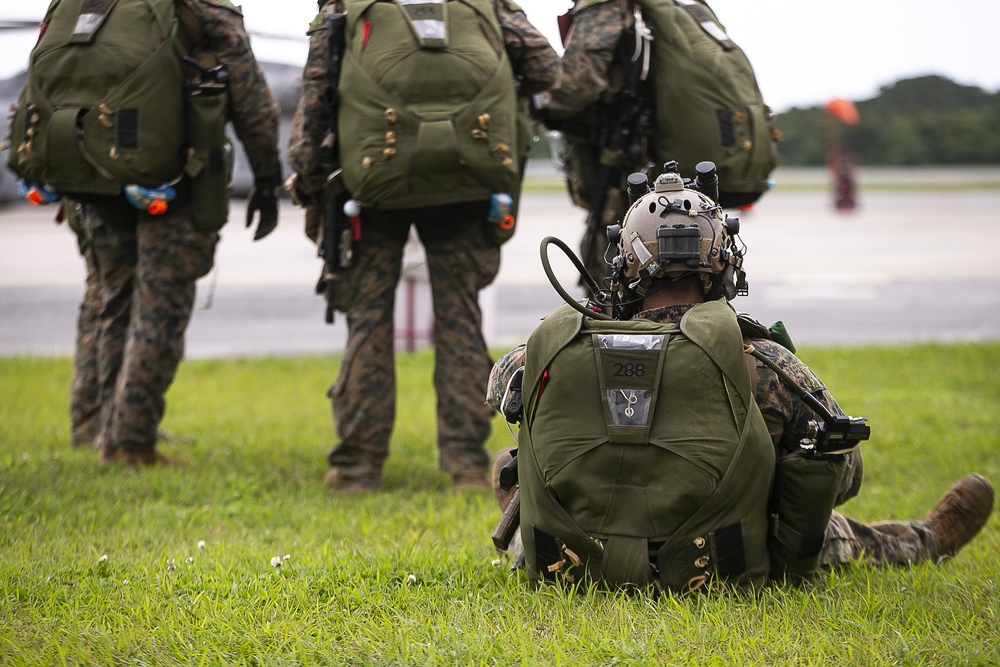 31st MEU recon Marines prepare for jump during EABO