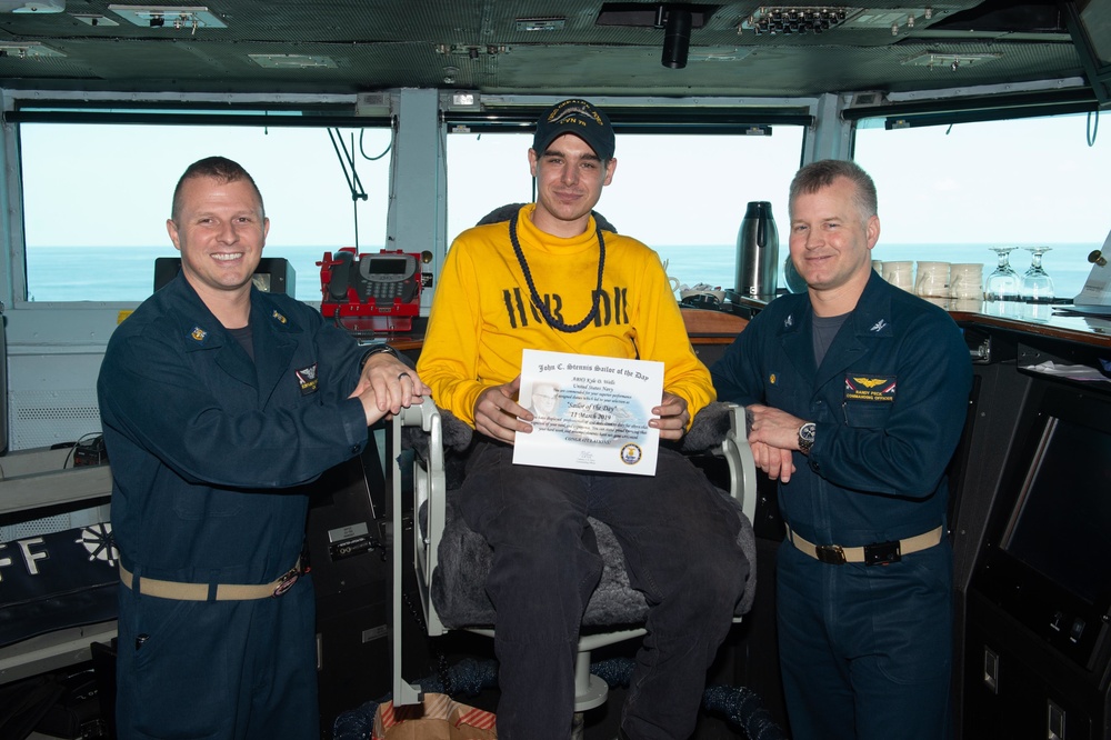 U.S. Sailor receives Sailor of the Day award