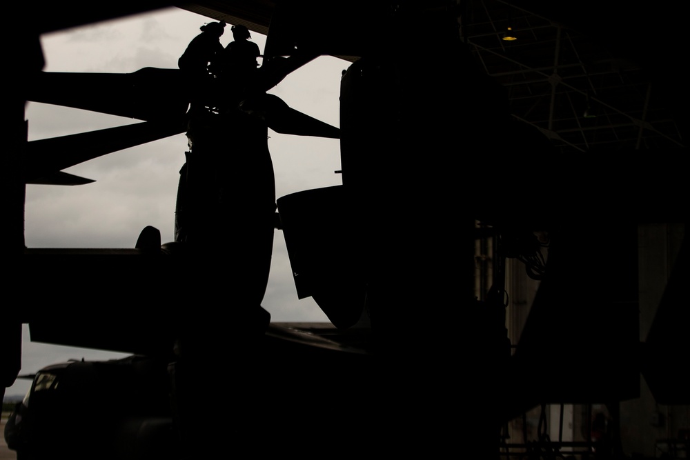 VMM-262 (Rein.) Marines keep squadron flying during EABO