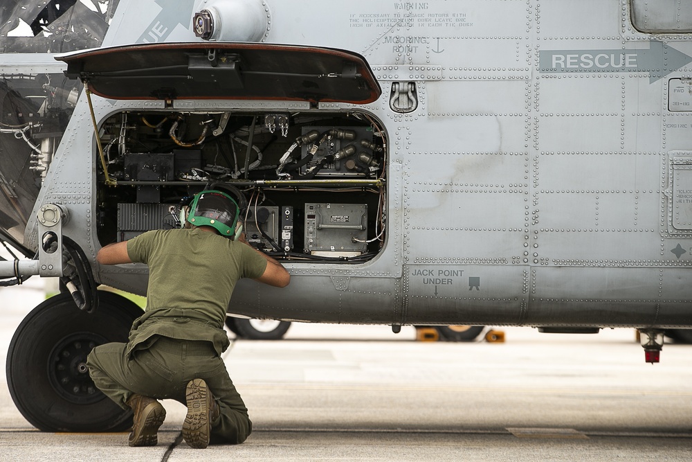 VMM-262 (Rein.) Marines keep squadron flying during EABO