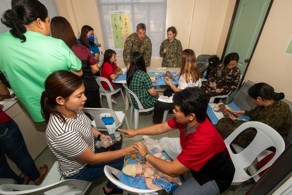 Lt. Cmdr. Dean Hawkins, Cmdr. Brooke Basford Participate in Newborn Care Subject Matter Exchange with Philippine Healthcare Professionals during Pacific Partnership 2019