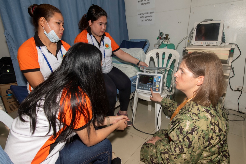 Cmdr. Abigail White Demonstrates Defibrillator to Philippine Healthcare Professionals during Pacific Partnership 2019