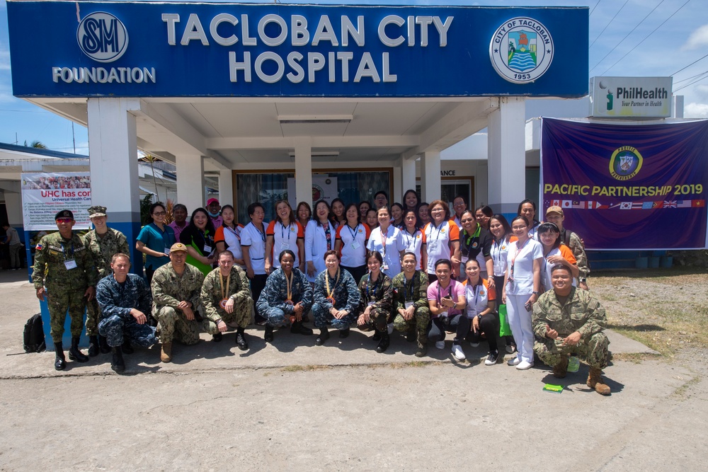 Participants in Pacific Partnership 2019 Subject Matter Exchange at Tacloban City Hospital Pose for Photo