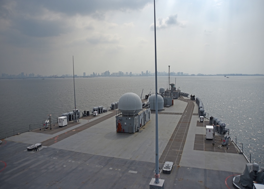 USS Blue Ridge pulls into Manila, Phillipines