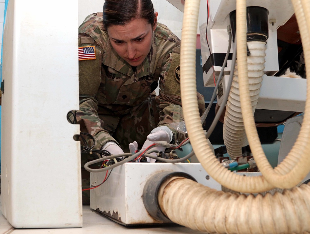 U.S., Chadian Biomed technicians rely on experience of one another during MEDREX 19-1