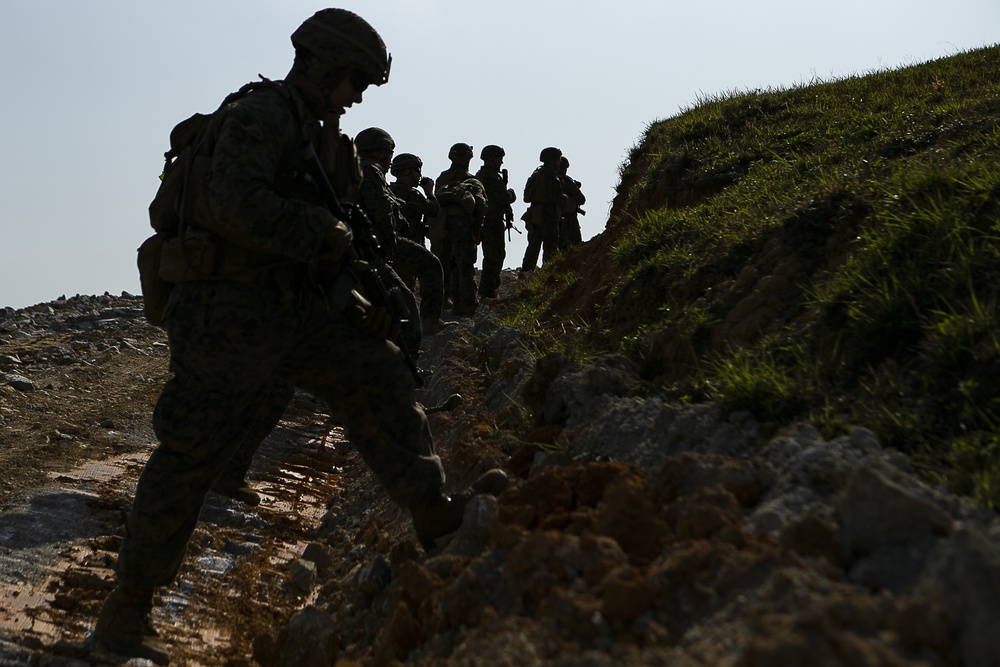 'China Marines' attack, refine platoon tactics during 31st MEU EABO exercise