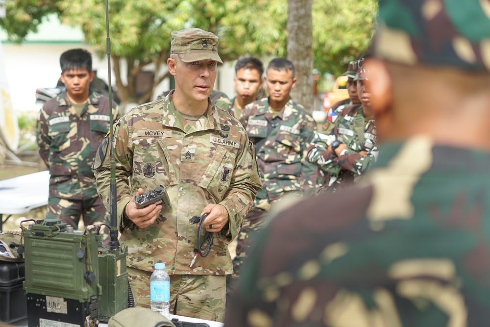 Philippine, U.S. soldiers exchange telecommunication knowledge