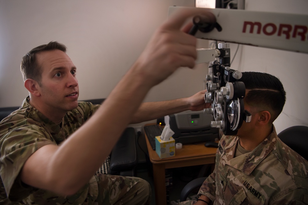 Joint optometry team gives warfighters clarity