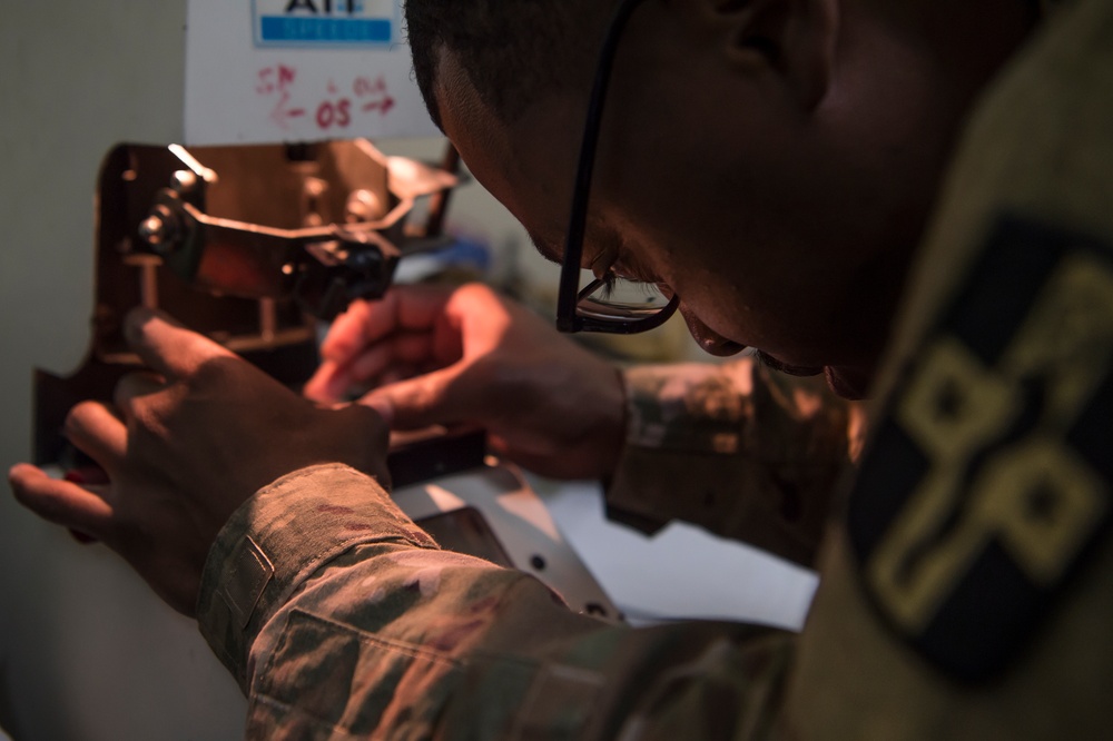Joint optometry team gives warfighters clarity