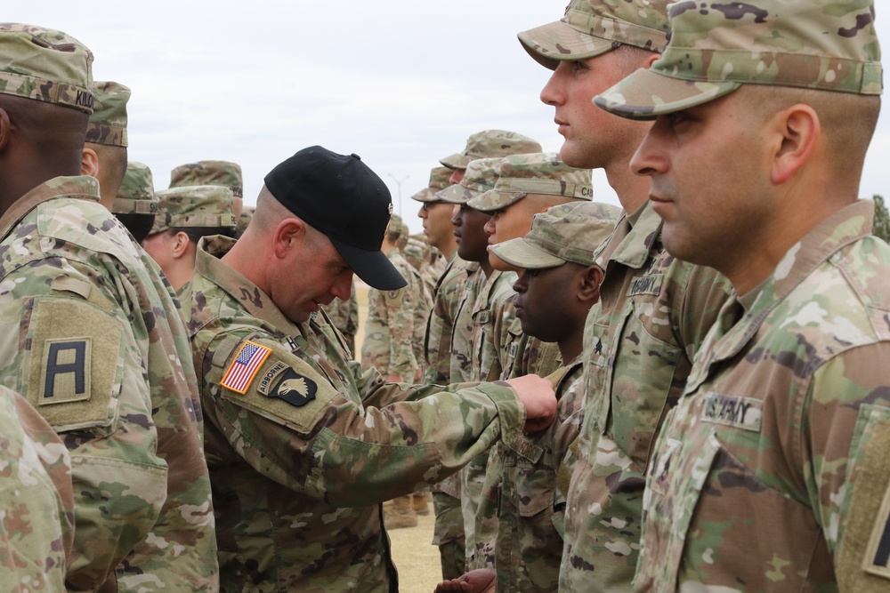 Final Air Assault Class Graduates on Fort Bliss