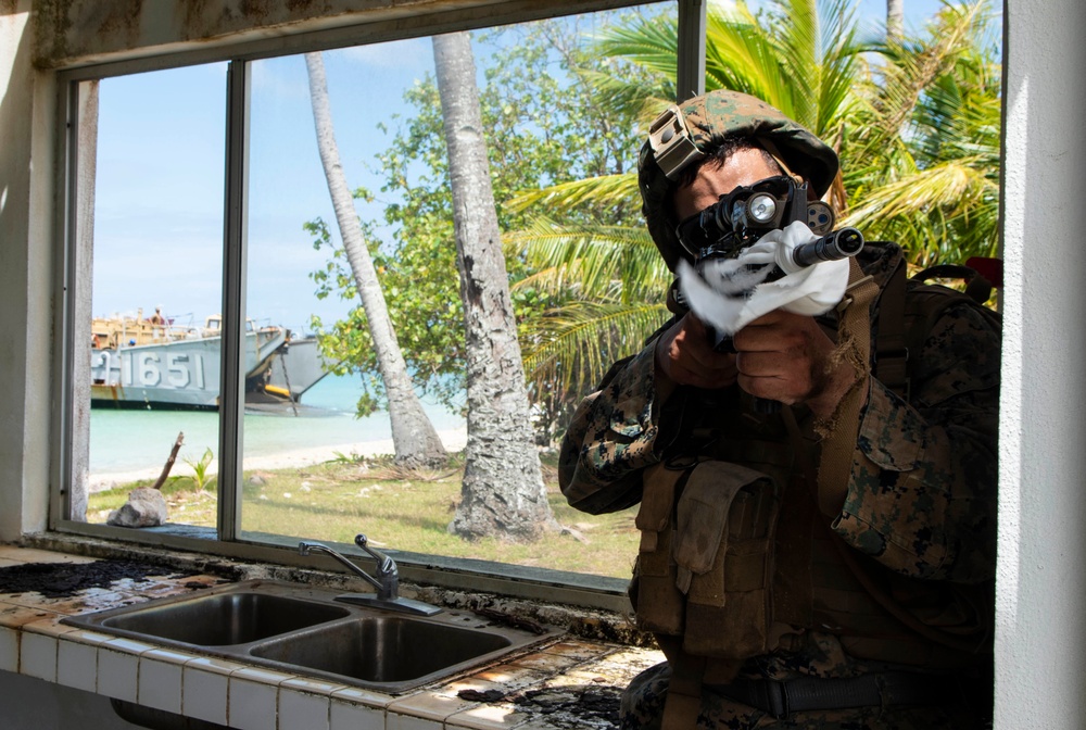 Landing Craft Utility 1651, 31st MEU conduct beach raid