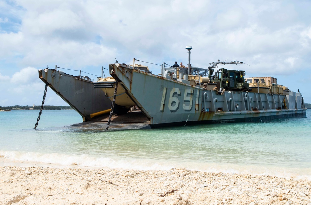 Landing Craft Utility 1651, 31st MEU conduct beach raid
