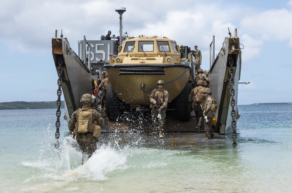 Landing Craft Utility 1651, 31st MEU conduct beach raid