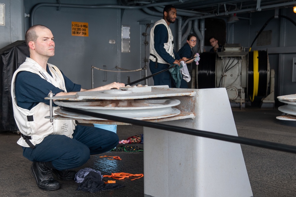 U.S. Sailors retrieve a cable for a Nixie torpedo countermeasure system