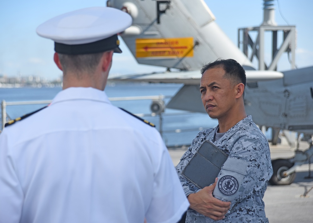 USS Blue Ridge officer gives tour to Philippine Navy officials