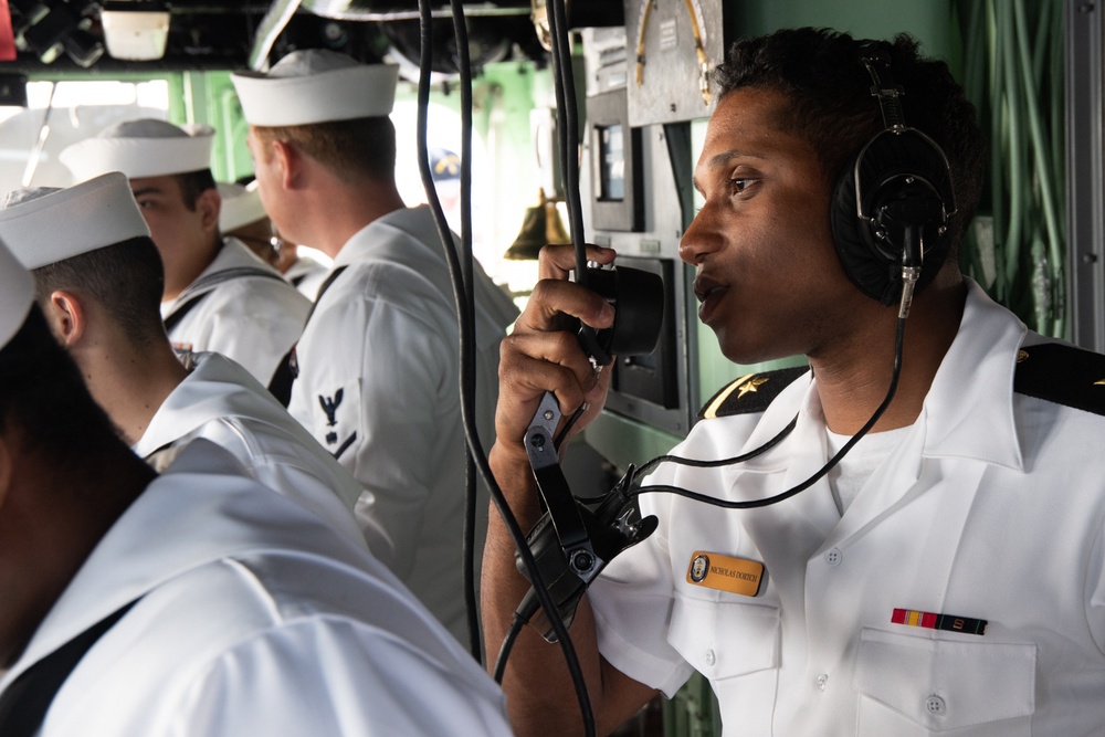 USS Chief Visits Manila