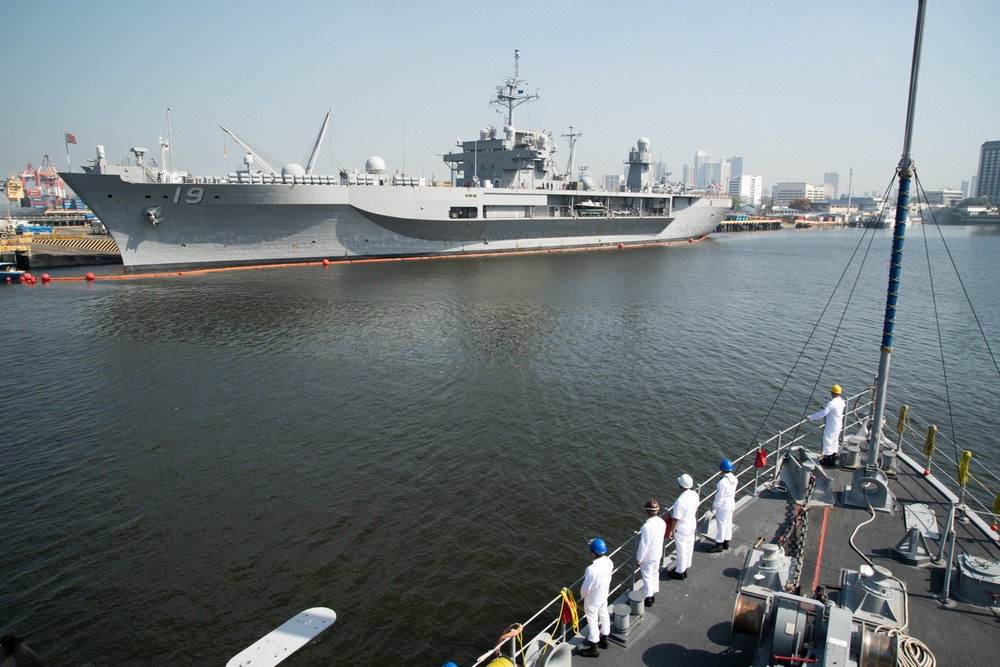 USS Chief Visits Manila