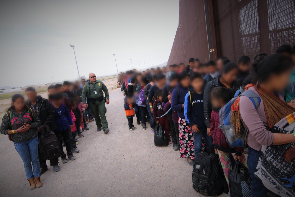El Paso Border Patrol agents intercept a large group of migrants
